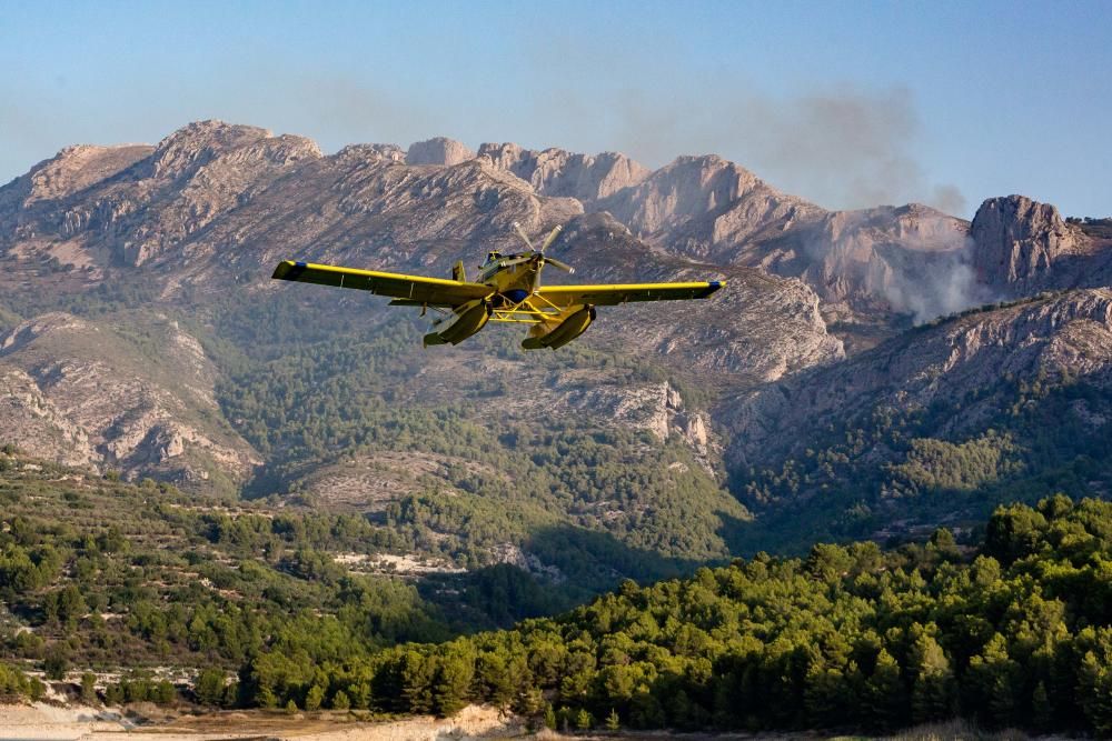 Incendio forestal entre Guadalest y Beniardà