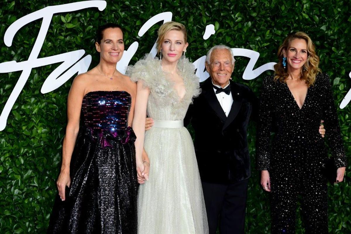 Giorgio Armani acompañado por Julia Roberts, Cate Blanchett y su hija Roberta