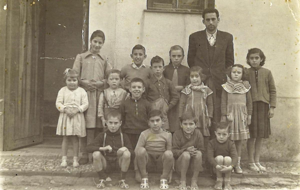 Niños y niñas que asistían a esta escuela cuando estaba en funcionamiento.