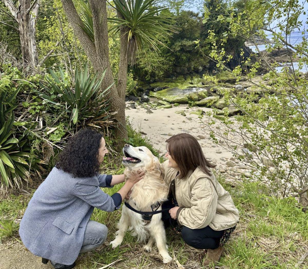 La concelleira con un perro en la playa de Ribeira Pequena. | FDV
