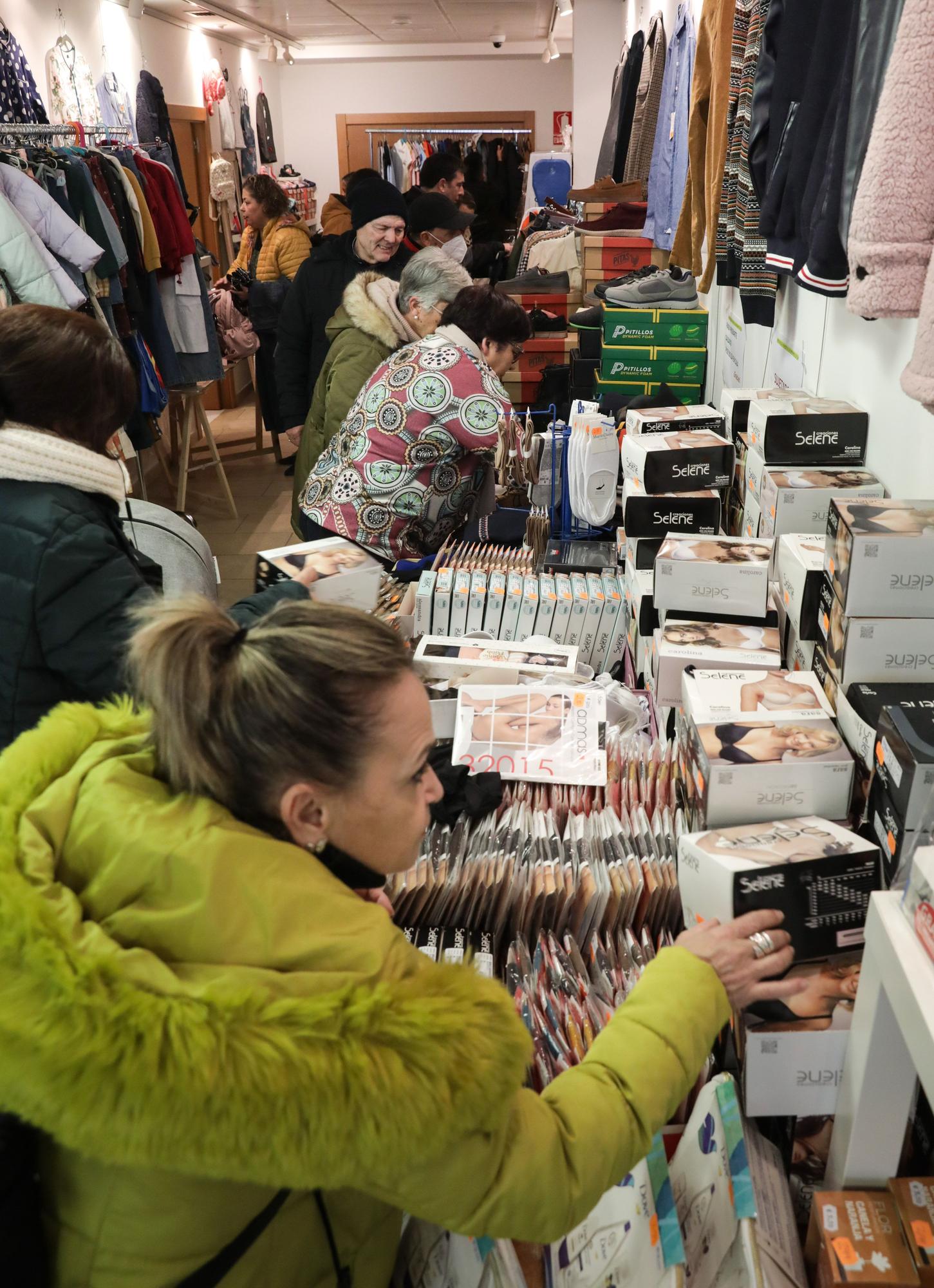 En imágenes: El Mercadillo navideño a favor de la asociación ELA Principado empieza con largas colas