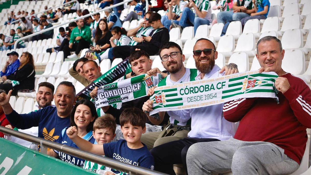 Un grupo de aficionados del Córdoba CF durante un encuentro de esta temporada en El Arcángel.