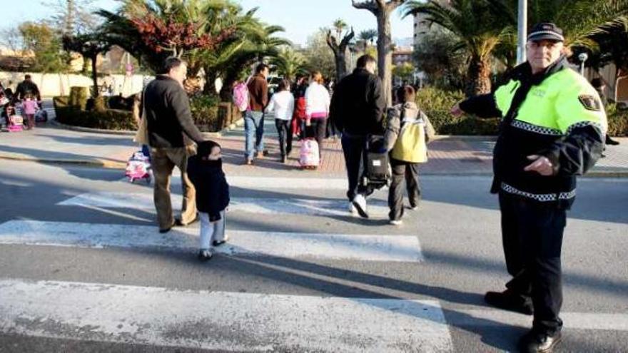 Un policía local, ayer, regulando el tráfico a la hora de la salida de los niños del colegio.