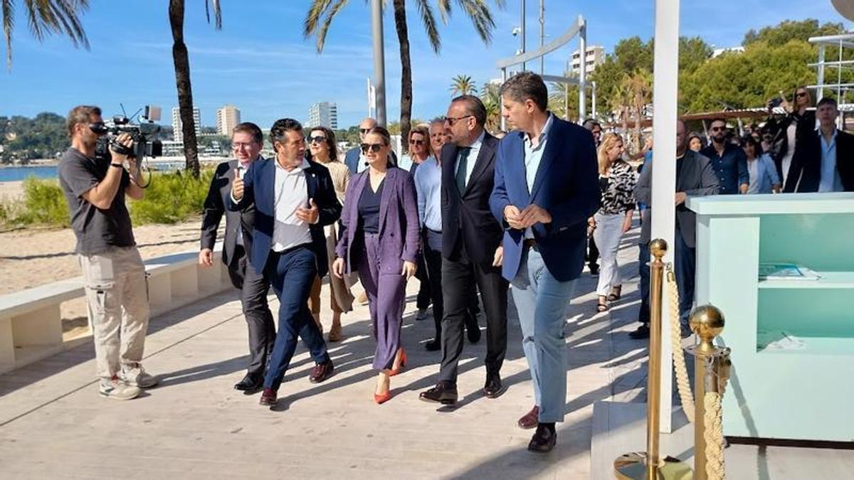 Amengual, con Prohens, Escarrer y Bauzà, entre otros, recorren el remozado paseo marítimo