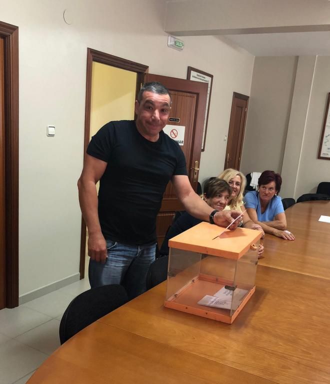 José Antonio Currás, de Moaña, votando en 2018.