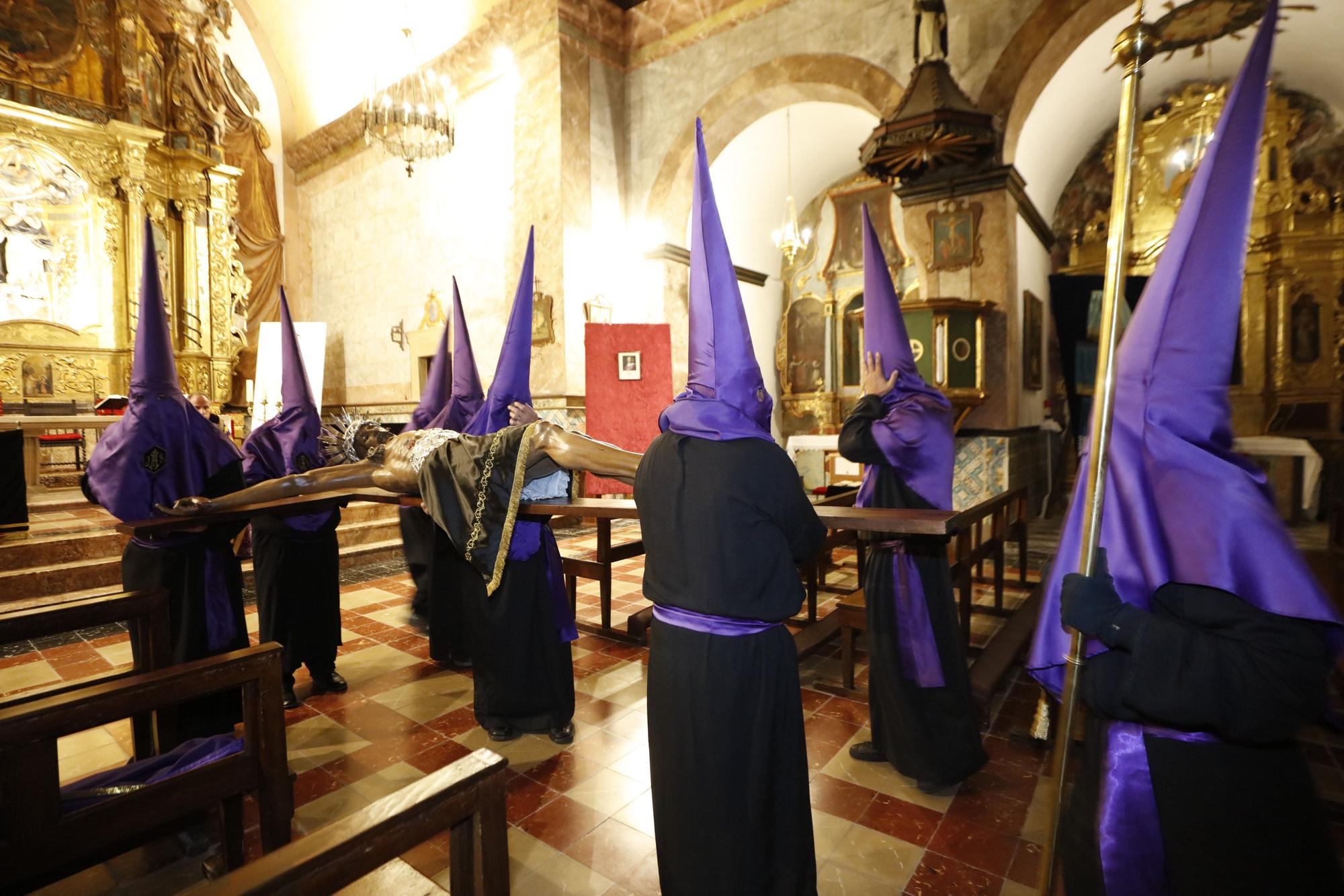 Mira aquí todas las fotos de la procesión del Viernes de Dolores en Ibiza