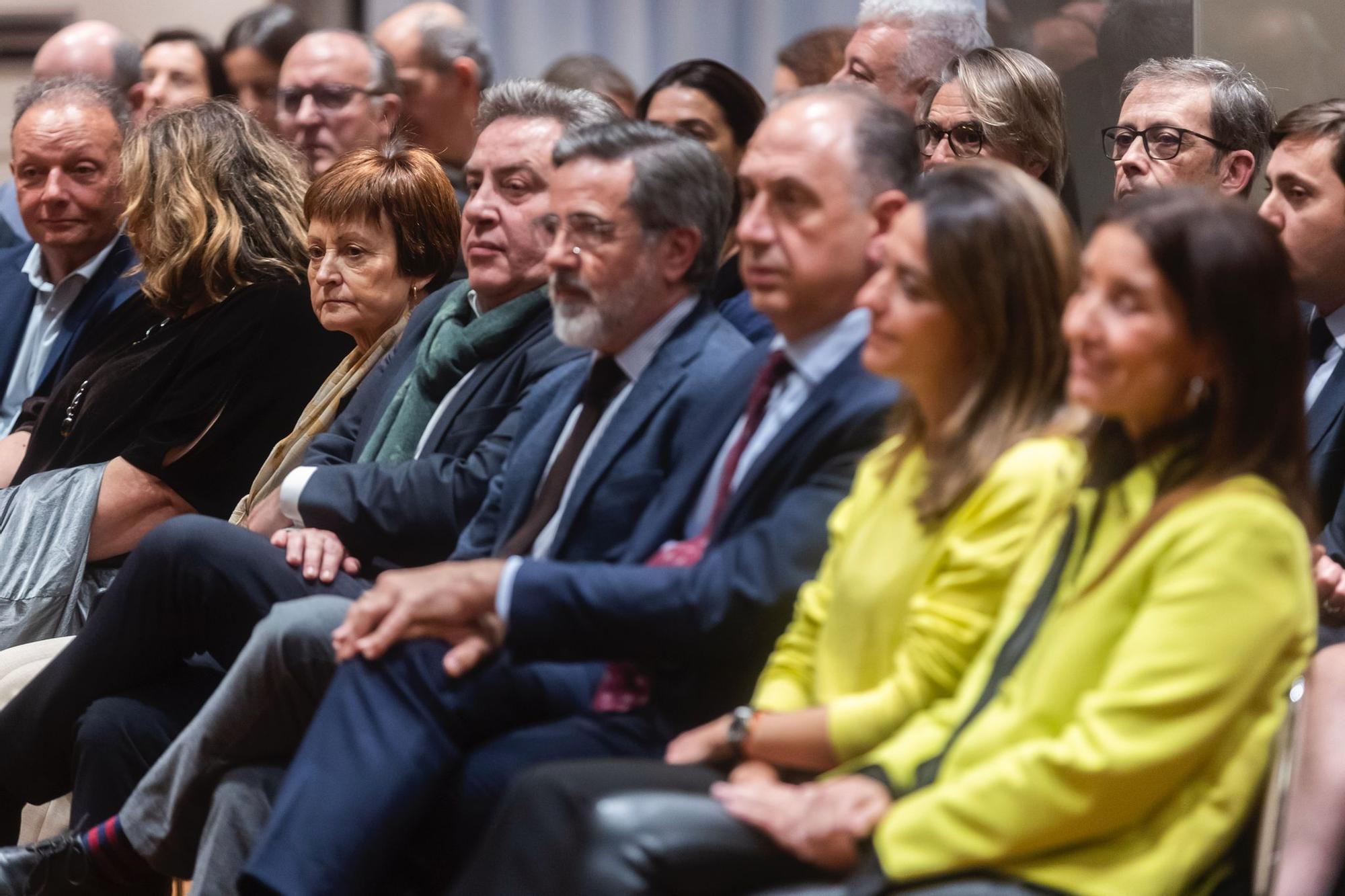 Camarero en el Club de Encuentro Manuel Broseta