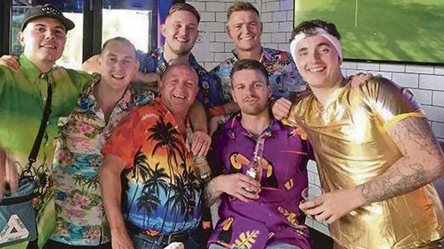 Alex Green, a la derecha, vestido de dorado, junto a varios amigos en Magaluf.