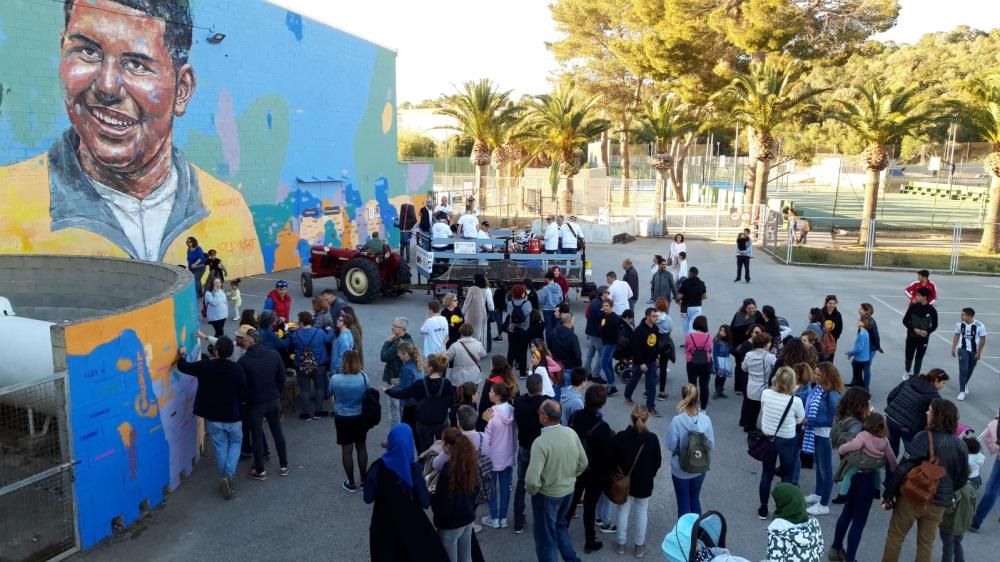 Felanitx inaugura su mural participativo 'Som-riu' en el polideportivo Guillem Timoner