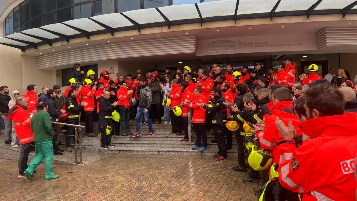 El sentido homenaje de los bomberos a un compañero enfermo: "Gracias por cuidarnos"