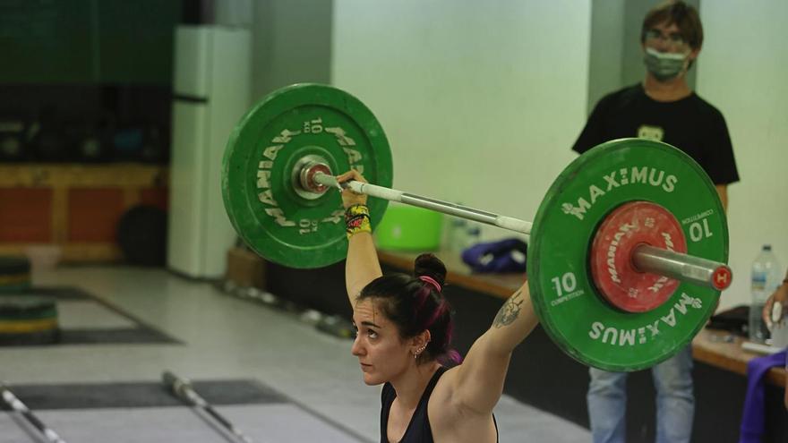 José A. Ibáñez, observa a la levantadora Martina Gramajo durante una competición