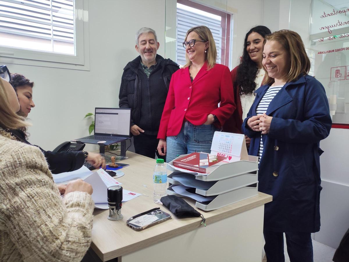 La diputada regional Blanca Martin, acompañada por sus representantes, el exdiputado José Ramón Bello y la concejala de Mérida Silvia Fernández, registra su precandidatura a la secretaría general del PSOE de Extremadura.