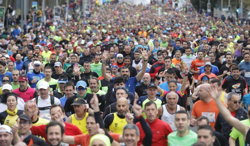 Más de 4.000 corredores toman la salida en Samil del medio maratón.