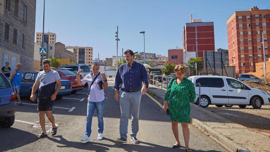 Un instante de la visita que hizo el concejal del Distrito Ofra-Costa Sur a las 147 viviendas.