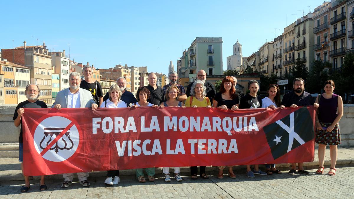 Representants de les entitats, sindicats i partits que s'agrupen sota el paraigües de la Coordinadora Antimonàrquica, al pont de Pedra de Girona