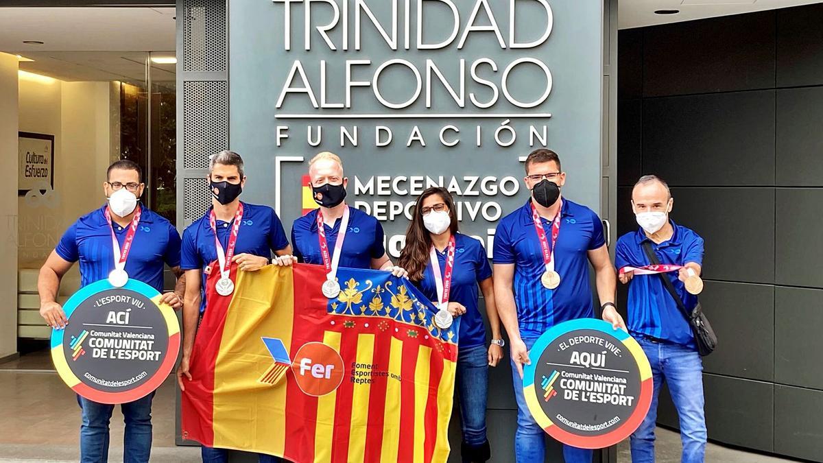 Los seis deportistas posan
con sus medallas en la 
sede de la FTA.  sd