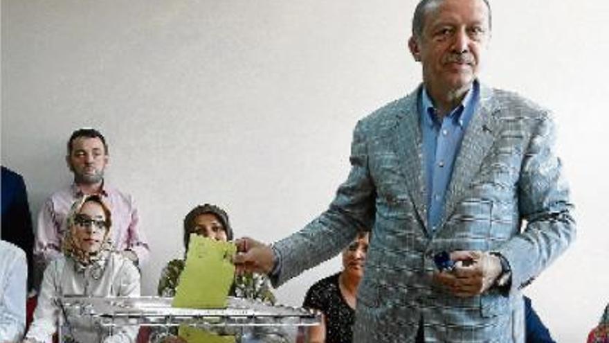 El primer ministre de Turquia, Recep Tayyip Erdogan, diposita el seu vot en un col·legi d&#039;Istanbul