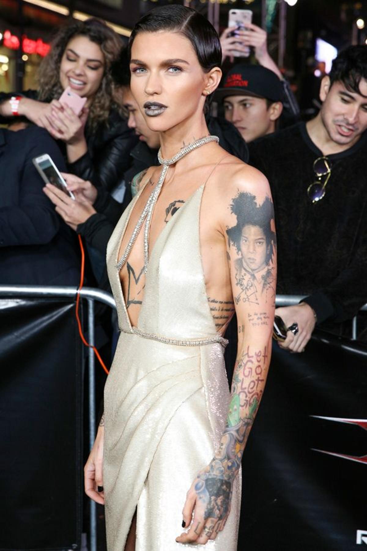 Ruby Rose con escote y choker