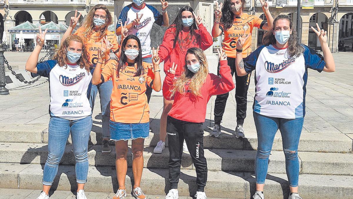 Jugadoras del Viaxes Amarelle, del Maristas y del Borbolla celebran sus ascensos.