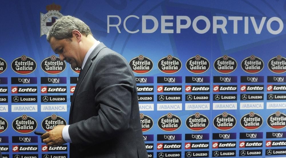 El presidente del Deportivo comparece en Riazor para explicar la destitución de Víctor Sánchez del Amo. "La confianza se construye poco a poco pero se destruye rápido", comentó ante los medios.