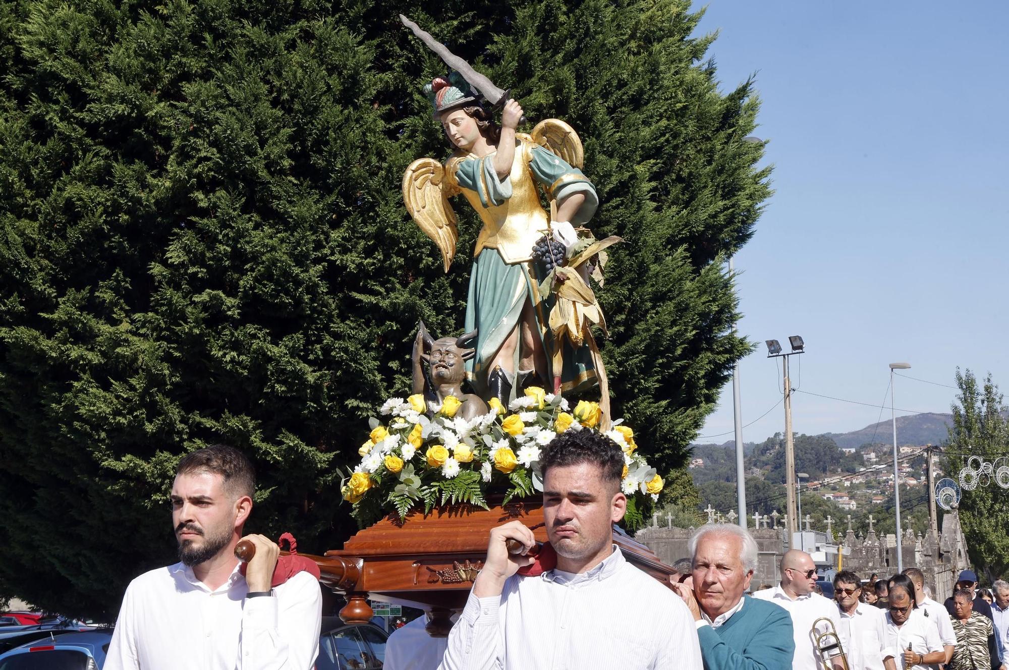 Tradicional procesión en San Miguel de Peitieiros