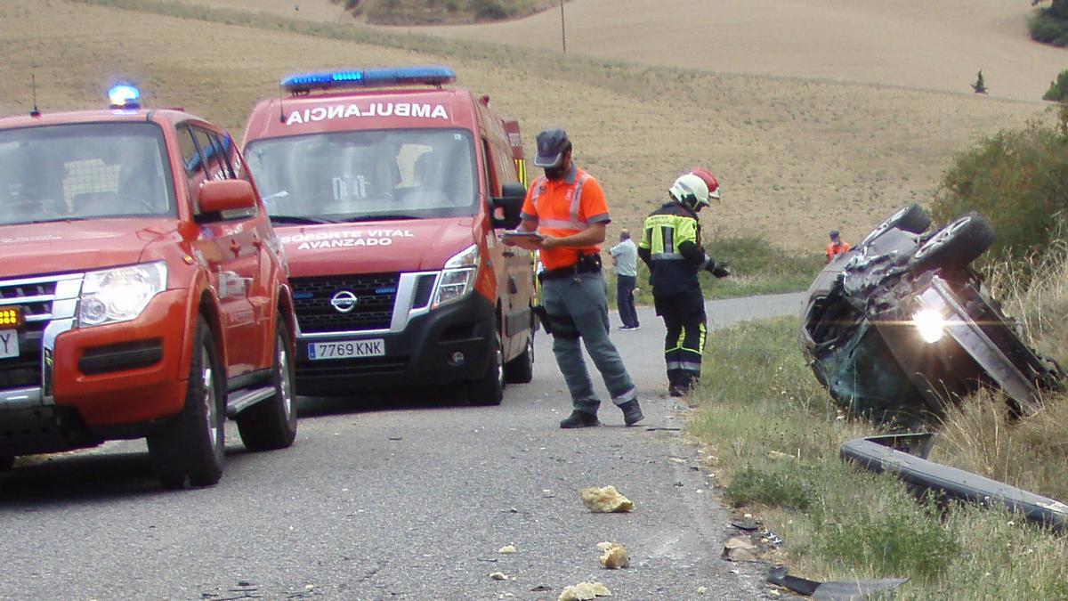 Colisión entre un coche y un tractor en el camino de Iranzu.