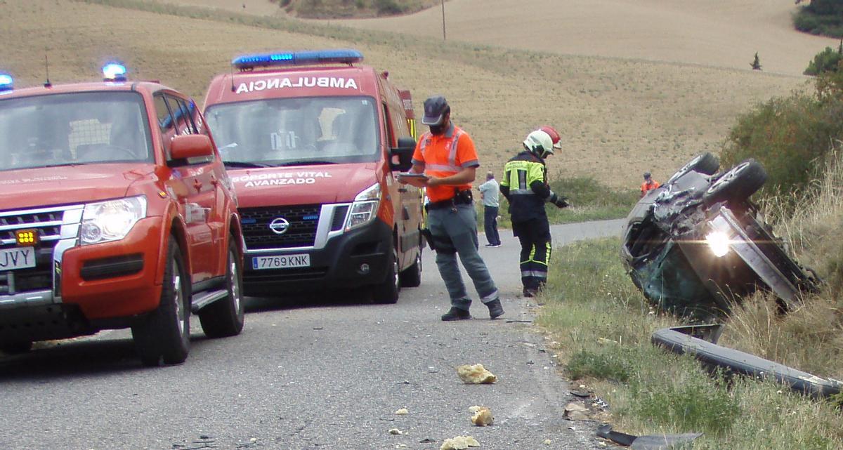 Colisión entre un coche y un tractor en el camino de Iranzu.