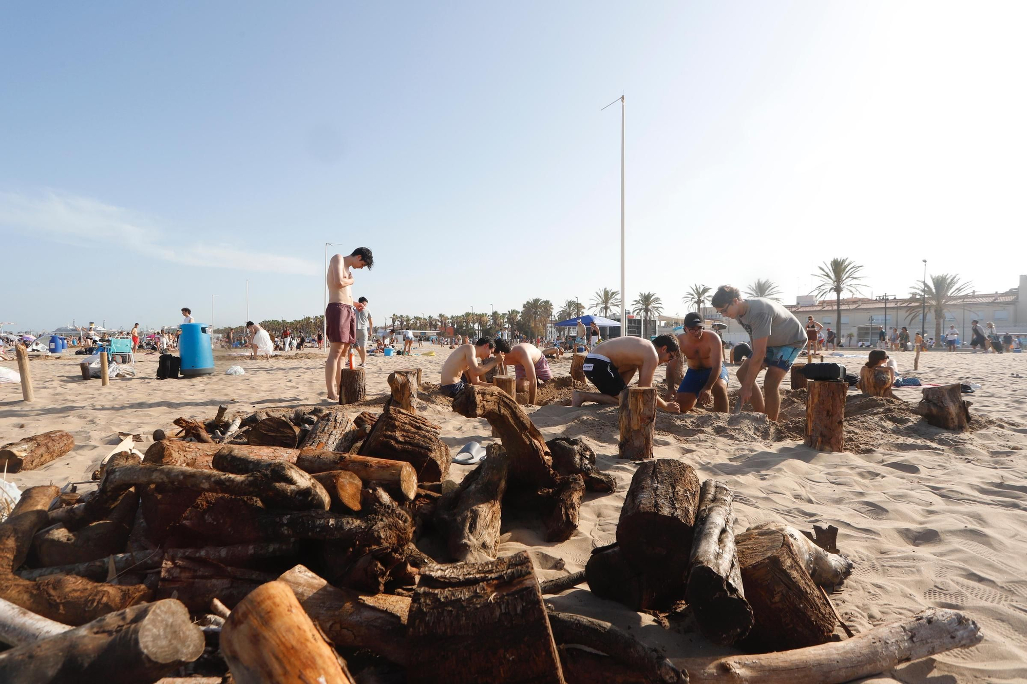 Todo listo para la noche de San Juan en las playas valencianas