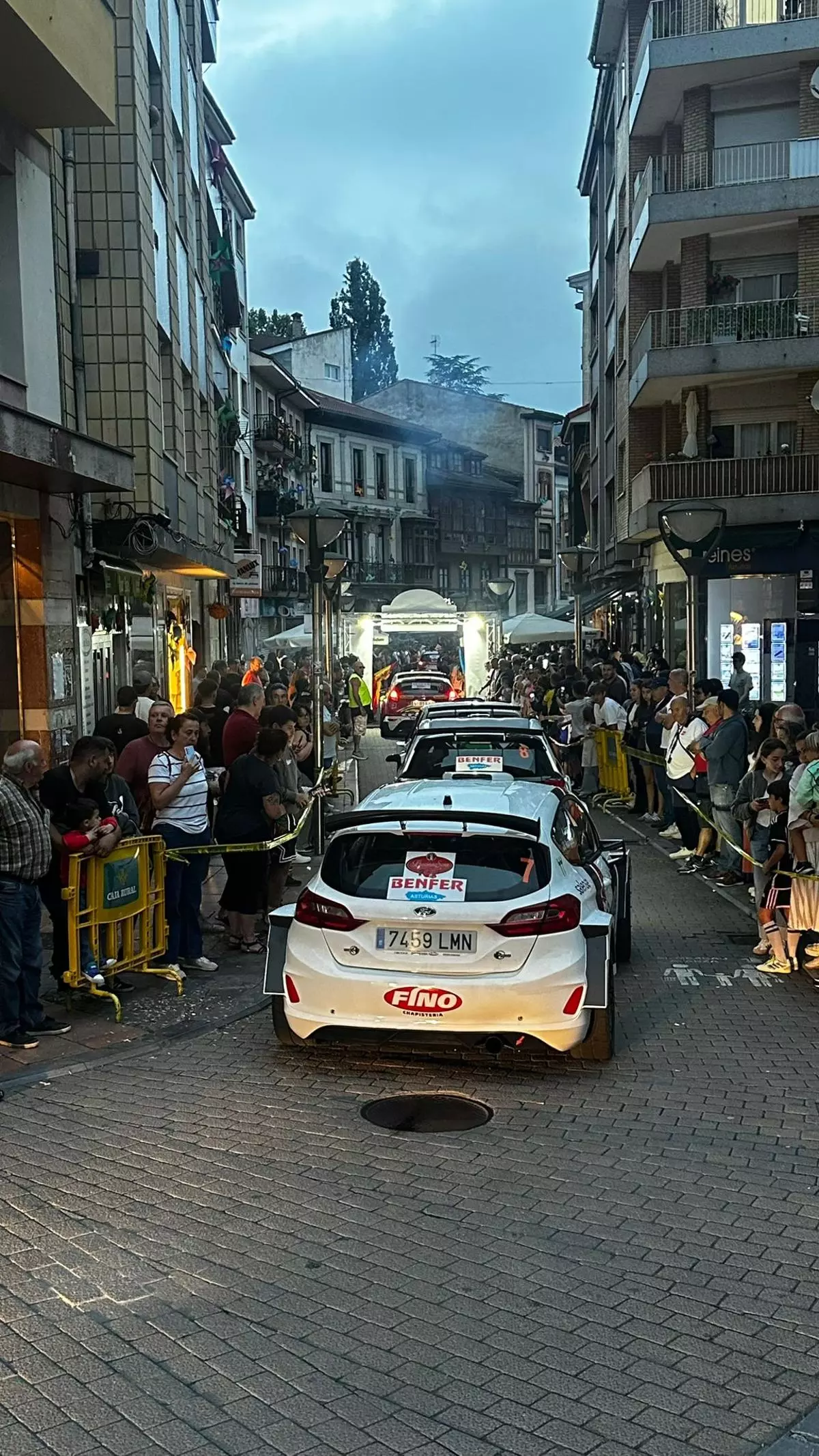 Ambiente de fiesta en el arranque del Rallysprint Villa de Grado-Benfer 2025, con más de un centenar de pilotos