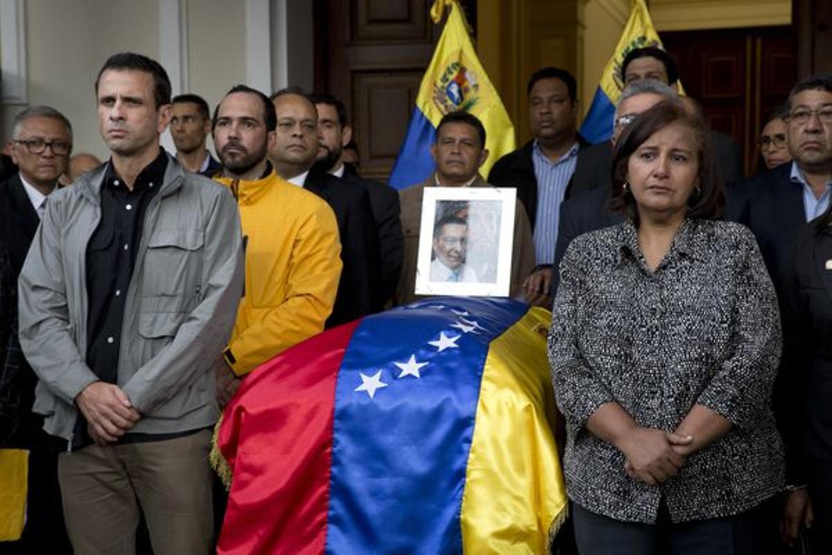 La diputada Dinorah Figuera, a la derecha, junto a Henrique Capriles en una vigilia por la muerte de un opositor de Maduro