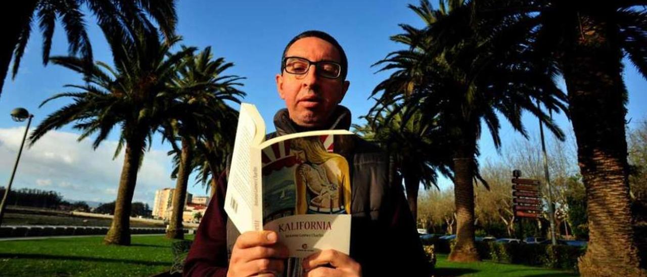 Antonio Gómez lee su novela en el palmeral del Paseo da Calzada, en Cambados. // Iñaki Abella