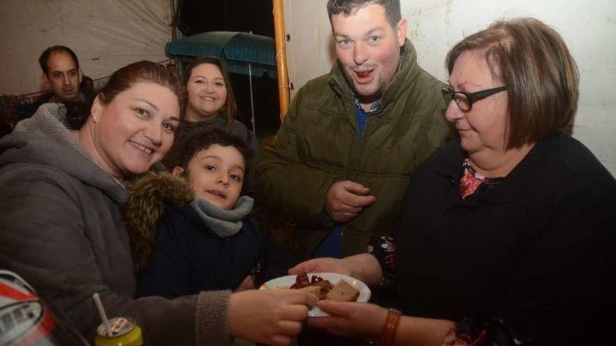 Asistentes a la fiesta celebrada ayer en el campo de fútbol de Carballido. // Rafa Vázquez