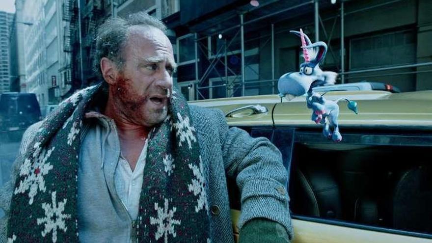 Christopher Meloni y Happy, en una escena de la serie.