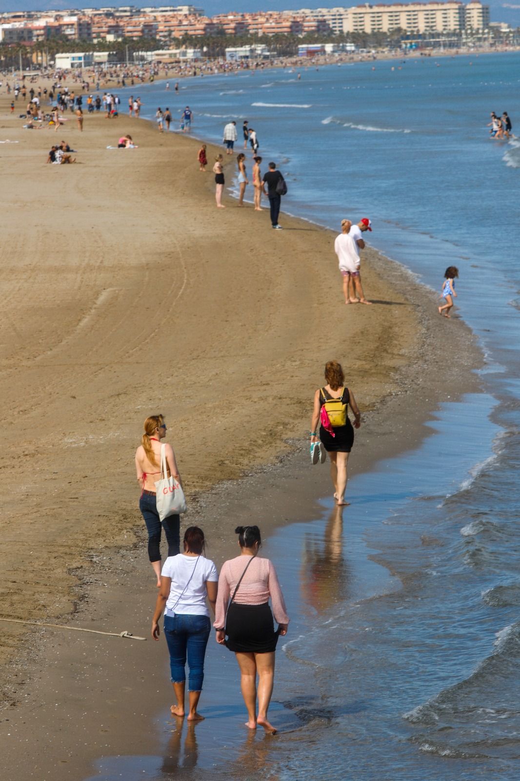 Los valencianos toman la playa en un sábado que roza los 30 grados