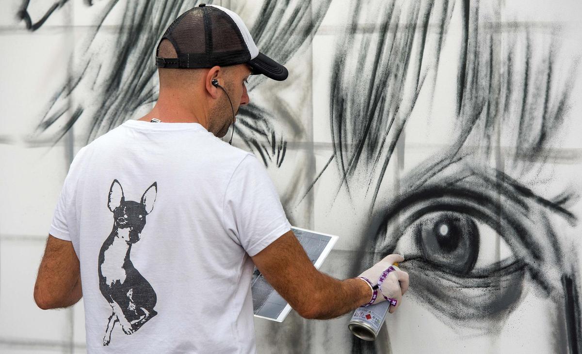 Un artista urbano en acción en el Cruïlla de 2022
