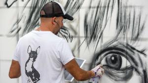 Un artista urbano en acción en el Cruïlla de 2022