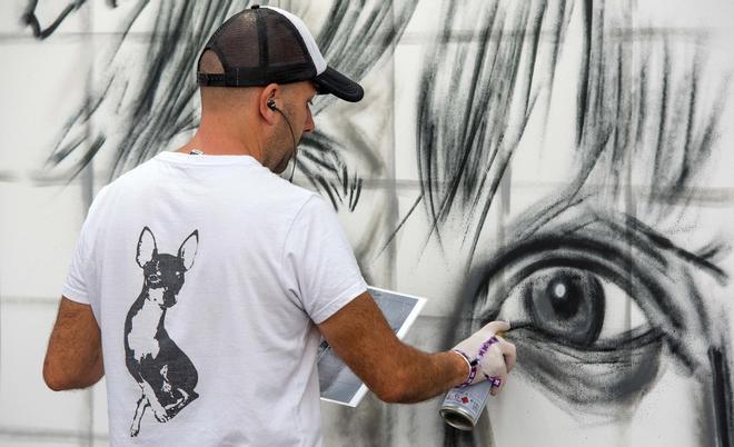 Un artista urbano en acción en el Cruïlla de 2022