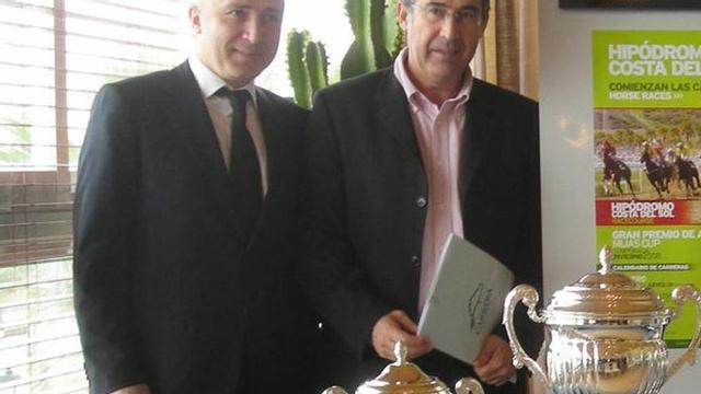 Hipódromo. El presidente de Carrera, Frank Mani, (izqda.) y el alcalde de Mijas, Antonio Sánchez.