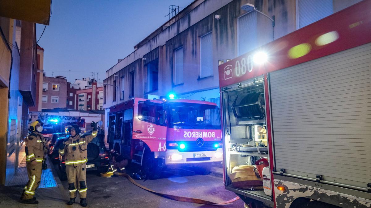 Los bomberos trabajan para sofocar el fuego.