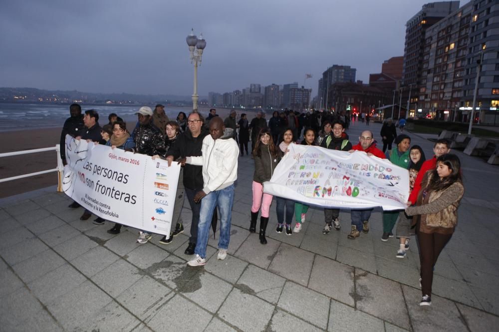 Cadena humana contra el racismo