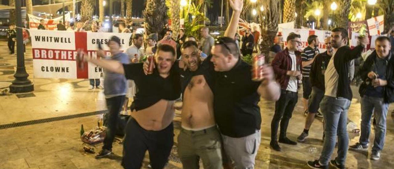 Los aficionados de la selección inglesa en su momento de mayor apogeo ayer en la Explanada de Alicante, a primera hora de la tarde, poco antes de que comenzara el encuentro amistoso entre España e Inglaterra en el estadio Rico Pérez.