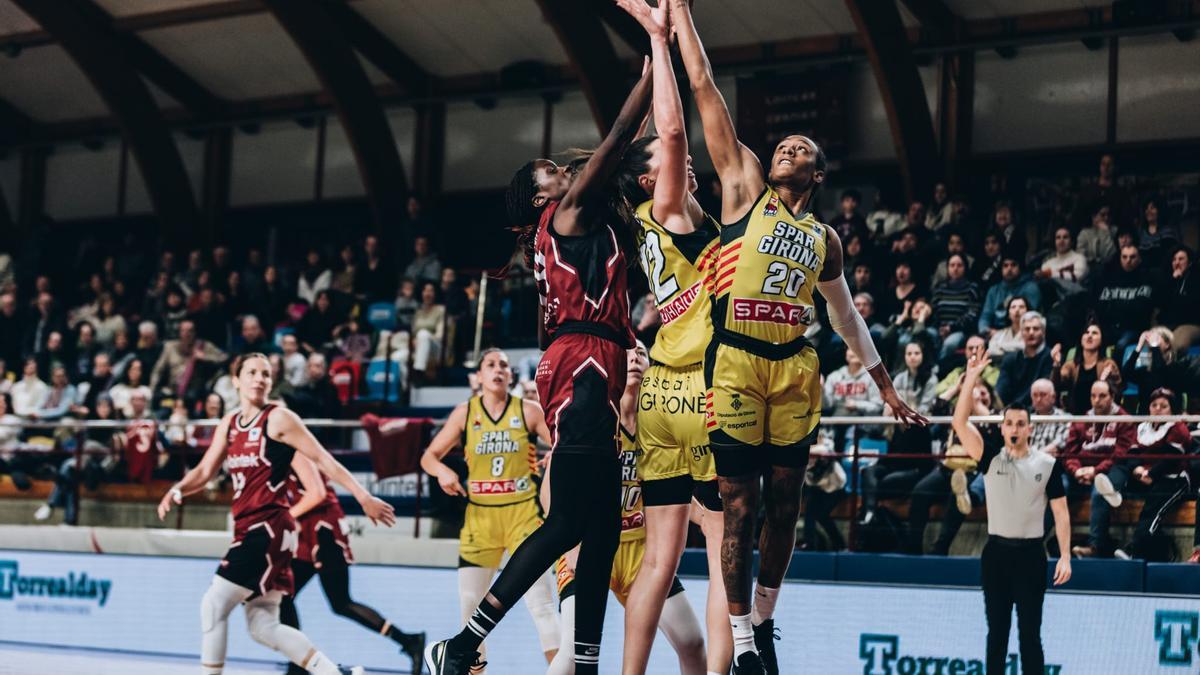 Sykes i Tolo en una acció durant l’últim partit de Lliga, a la pista del Gernika