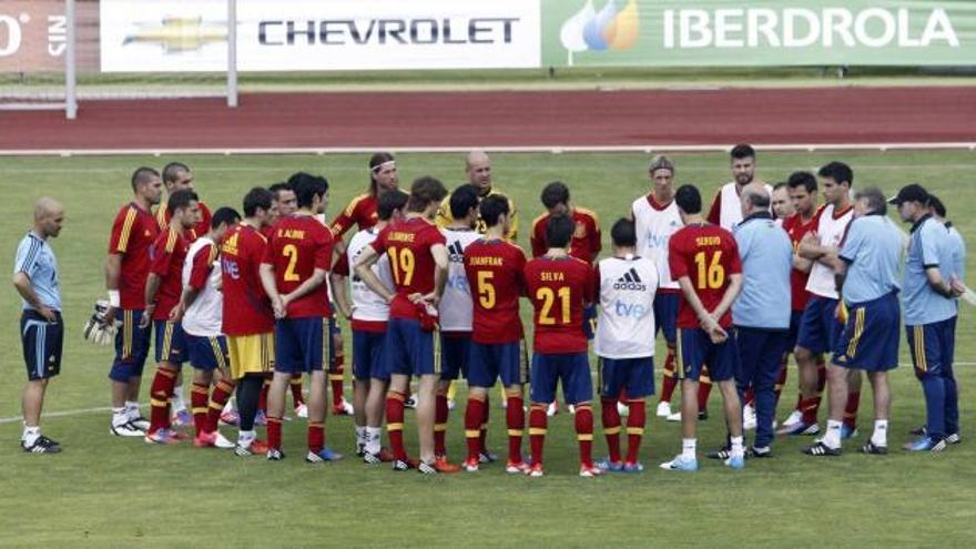 Del Bosque charla con todos los jugadores antes de comenzar el entrenamiento en la Ciudad del Fútbol de Las Rozas. | efe