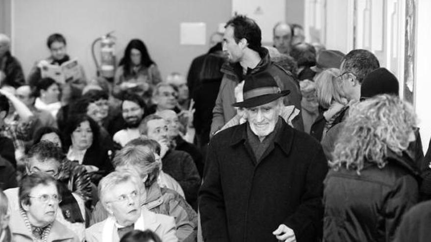 García Rúa, con sombrero, ayer, a su llegada al salón de actos del Antiguo Instituto.