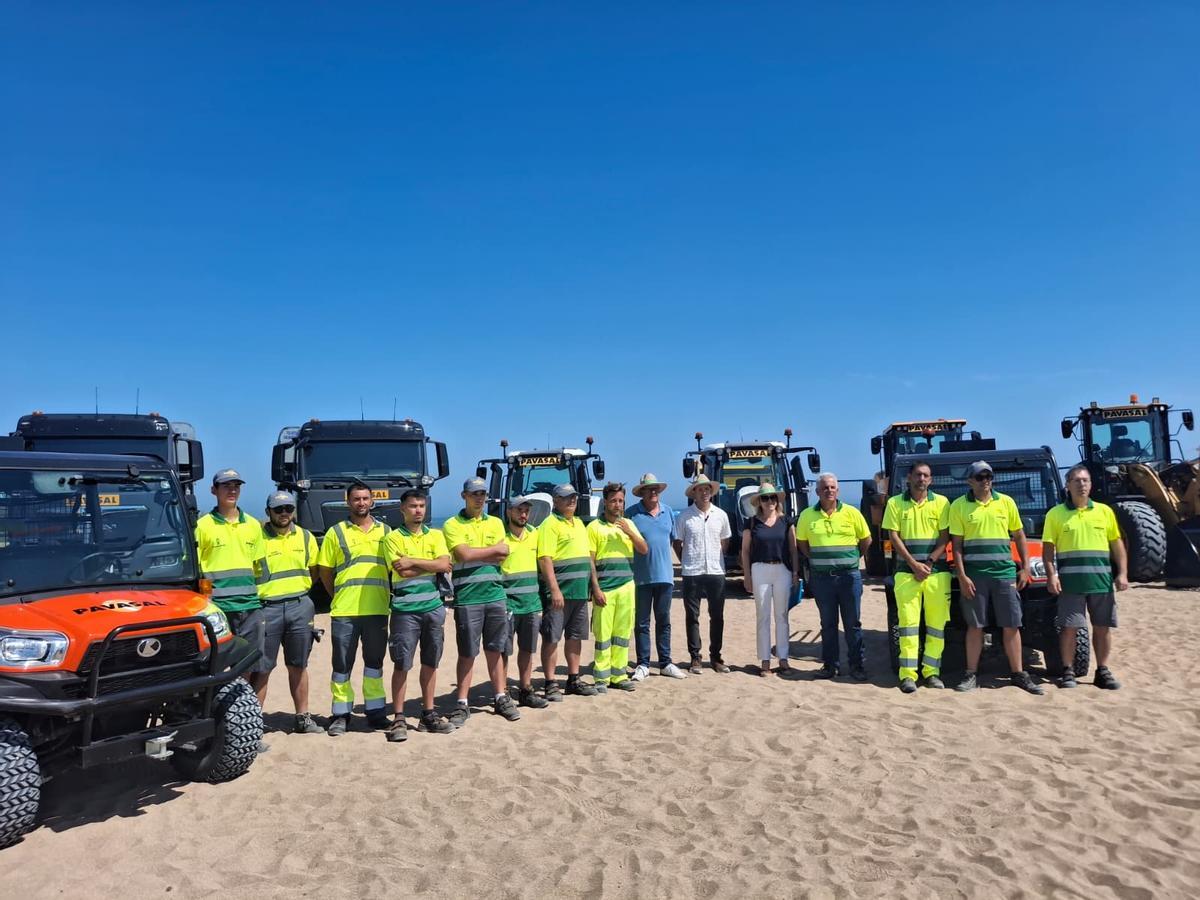 Los trabajadores de la limpieza de playas junto al alcalde, el concejal y la técnica