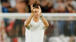 Lopetegui se despidió de la grada del Pizjuán