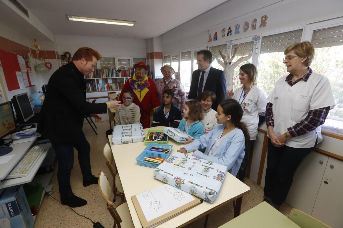 Yunke y Mel i Xispa llevan regalos y alegría a los niños del Hospital General