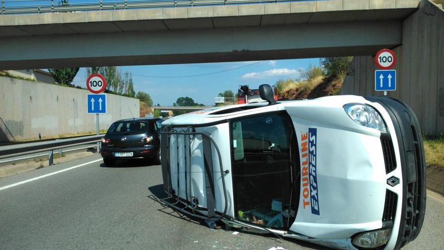 Estat en què ha quedat la furgoneta accidentada