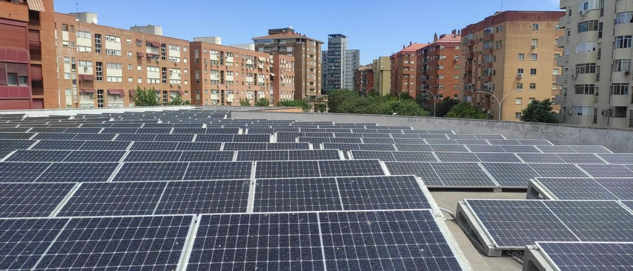 Ejemplo de cubierta de un edificio, en este caso del colegio Giner de los Ríos, que se aprovecha para energías renovables.