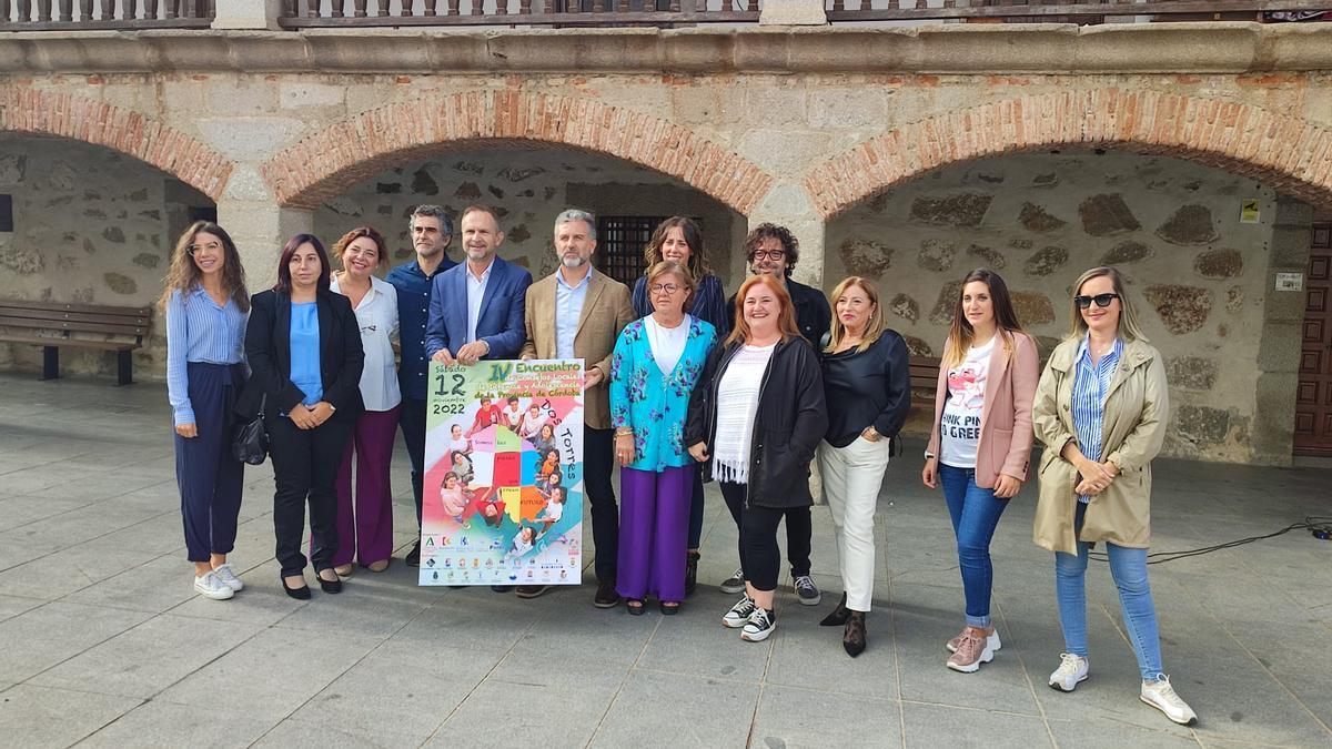 Presentación del encuentro en la Plaza de la Villa de Dos Torres con representantes de las administraciones y trabajadores sociales.